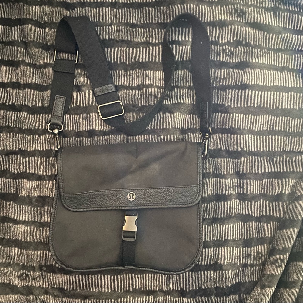 Lululemon Now and Always 5L Crossbody Bag Expandable Black/Gray